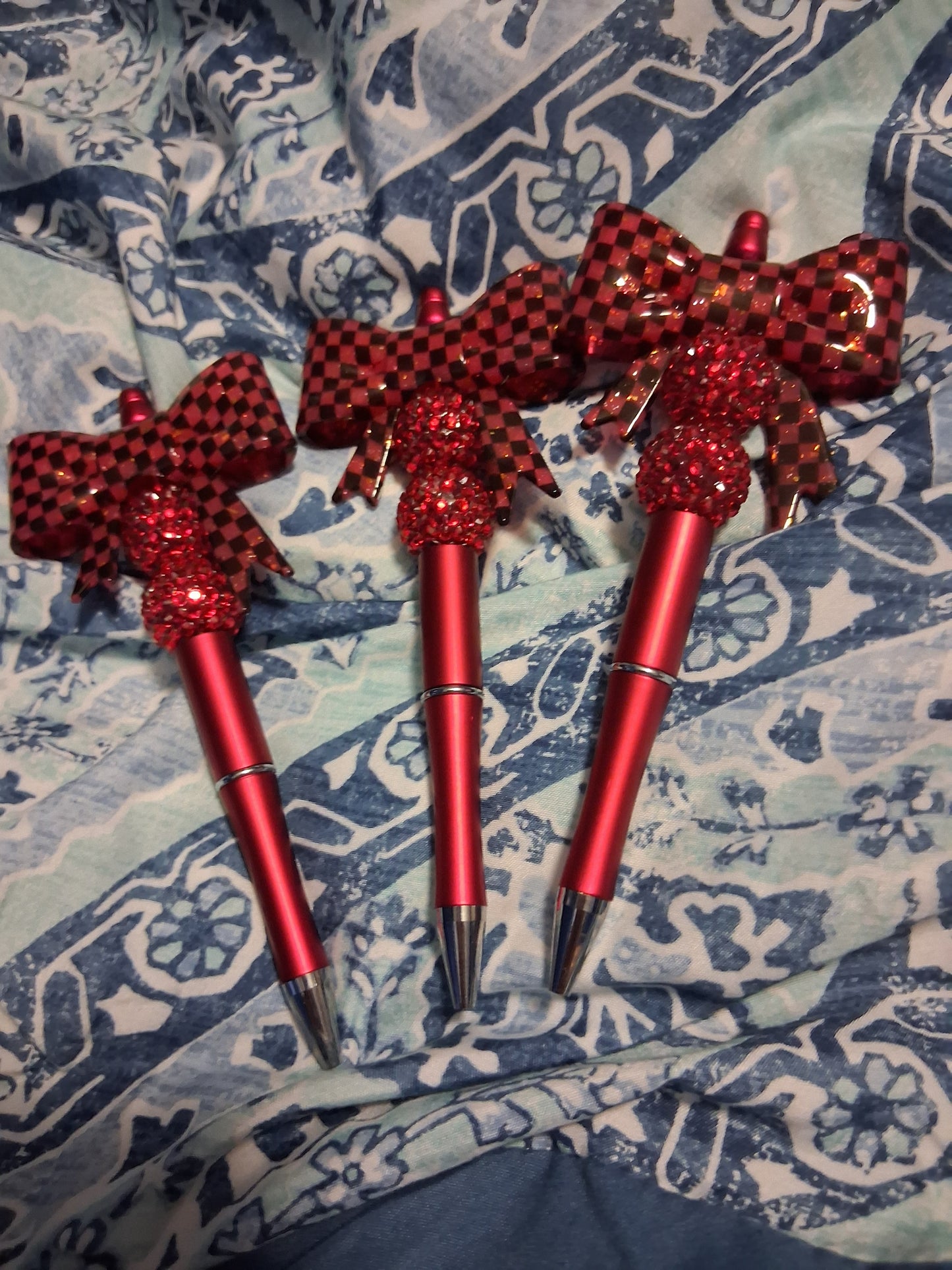 Red bow pen